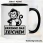 Preview: Lustige Tasse mit Baby-Schimpanse und Fick dich Fuck you Mittelfinger bedruckt. Comic.