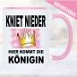 Preview: Tasse-Frau-Kniet-Nieder-hier-kommt-die-Königin