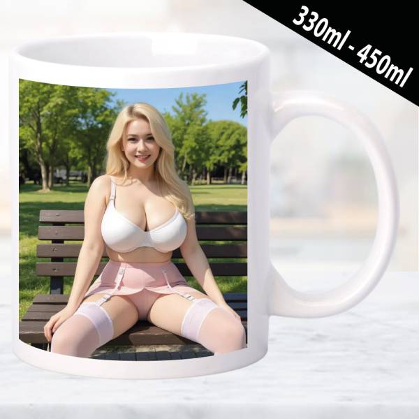 Erotische Tasse mit detailverliebtem Design und Frauenmotiv