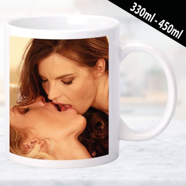 Erotische Tasse mit zeitgemäßem Design und Frauenmotiv