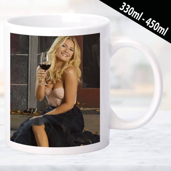 Erotische Tasse mit detailreich illustriertem Design und Frauenmotiv