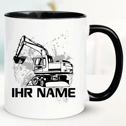 Schwarze Tasse mit Bagger und Name bedruckt.