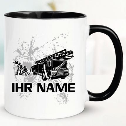 Schwarze Tasse mit Feuerwehrmannschaft und Name bedruckt.