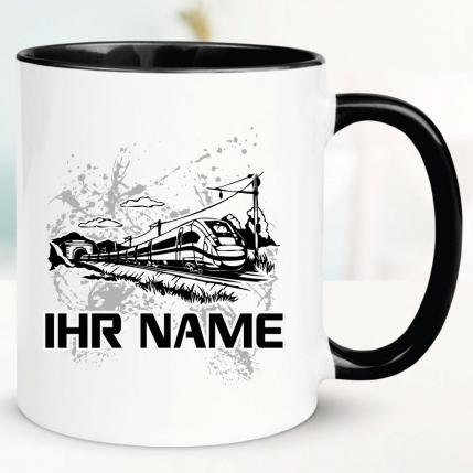 Schwarze Tasse mit ICE und Name bedruckt.