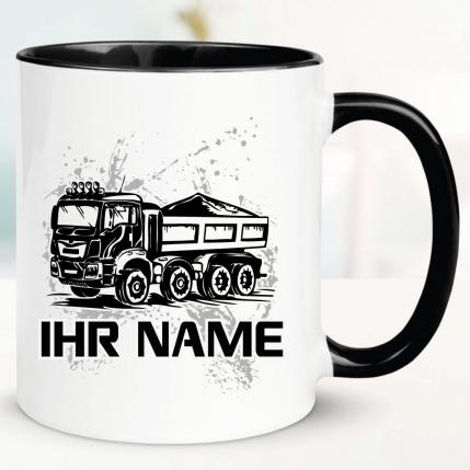 Schwarze Tasse mit LKW und Name bedruckt.