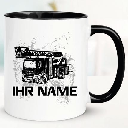 Schwarze Tasse mit Leiterwagen und Name bedruckt.
