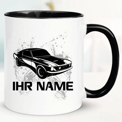 Schwarze Tasse mit Muscle-Car und Name bedruckt.