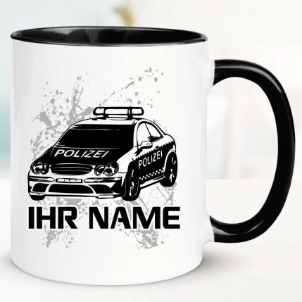Schwarze Tasse mit Polizeiwagen und Name bedruckt.