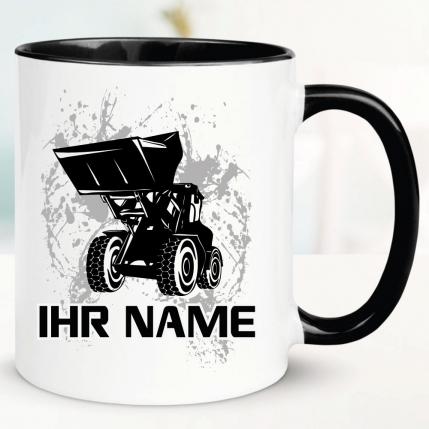 Schwarze Tasse mit Radlader und Name bedruckt.