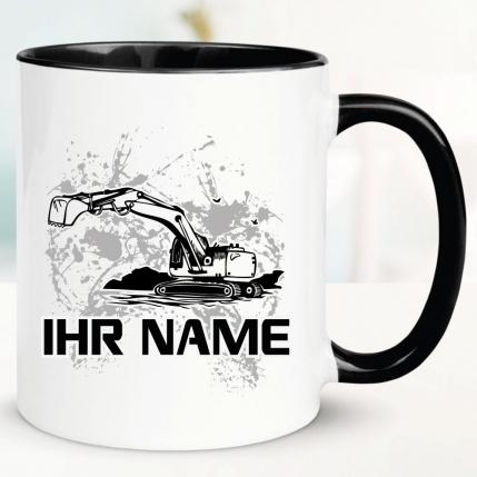 Schwarze Tasse mit Schaufelbagger und Name bedruckt.