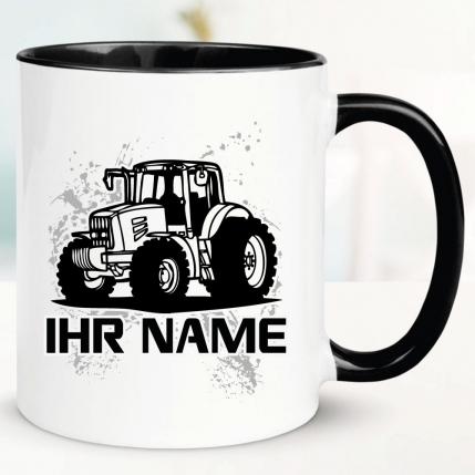 Schwarze Tasse mit Traktor und Name bedruckt.