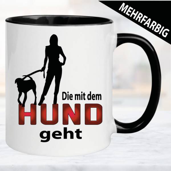 Tasse-Frau-Die-mit-dem-Hund-Gassi-geht