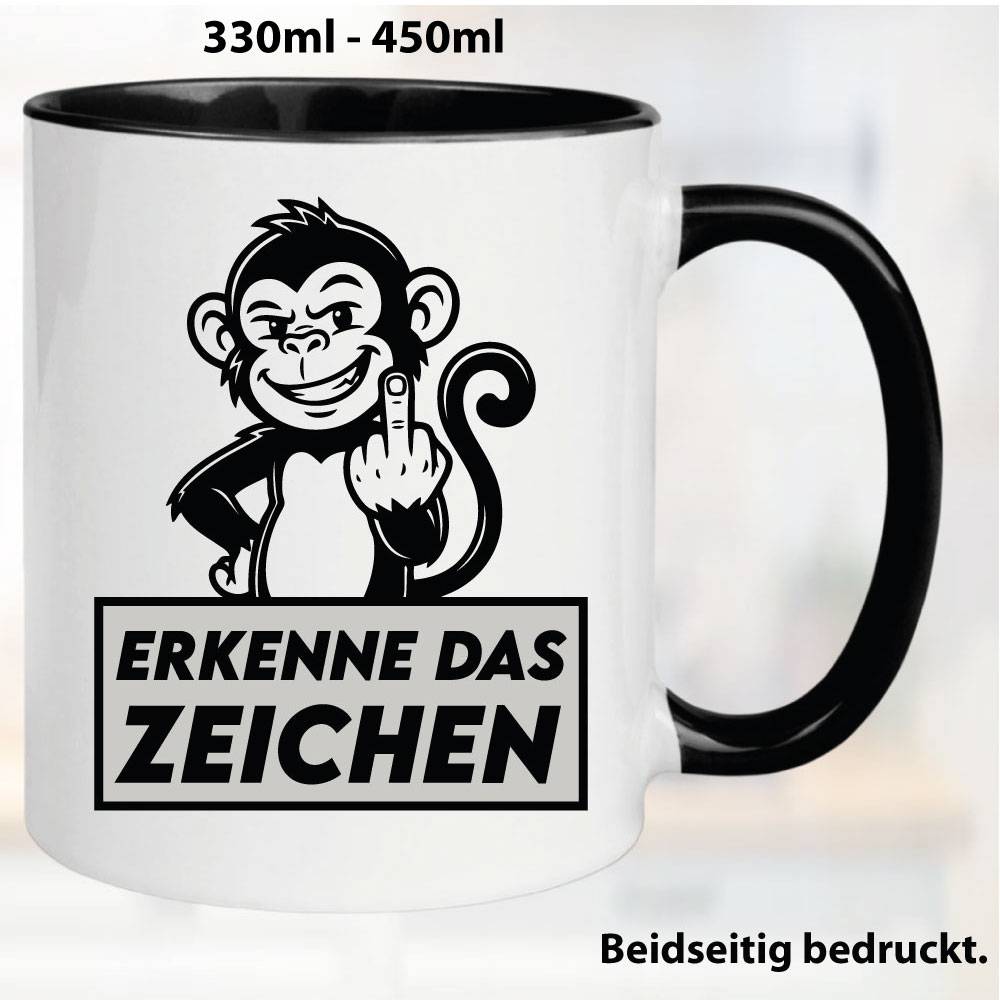 Lustige Tasse mit Baby-Schimpanse und Fick dich Fuck you Mittelfinger bedruckt. Comic.
