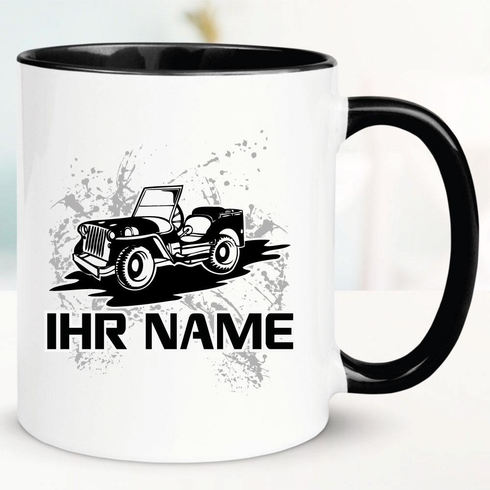 Schwarze Tasse mit Jeep und Name bedruckt.