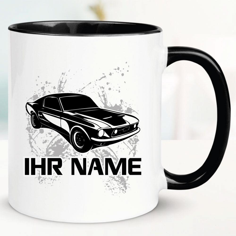 Schwarze Tasse mit Muscle-Car und Name bedruckt.