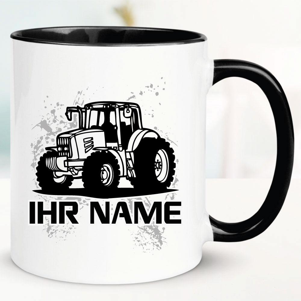 Schwarze Tasse mit Traktor und Name bedruckt.
